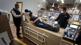 Tempat Tidur Sekaligus Peti Mati Rodolfo Gomez, left, and his employees demonstrate how their design of a cardboard box can serve as both a hospital bed and a coffin, designed for COVID-19 patients, in Bogota, Colombia, Friday, May 8, 2020. Gomez said he plans to donate the first units to Colombia's Amazonas state, and that he will sell others to small hospitals for 87 dollars. (AP Photo/Fernando Vergara)