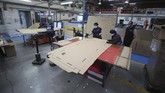 Tempat Tidur Sekaligus Peti Mati Workers at a company that designs packaging for product displays assemble a cardboard box designed to serve as both a hospital bed and a coffin, intended for COVID-19 patients, in Bogota, Colombia, Friday, May 8, 2020. Owner Rodolfo Gomez said he plans to donate the first units to Colombia's Amazonas state, and that the company will sell others to small hospitals for 87 dollars. (AP Photo/Fernando Vergara)