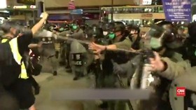 VIDEO: Polisi Hong Kong Halau Wartawan Pakai Semprotan Merica