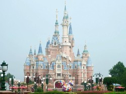Video Disneyland di Shanghai Dibuka Kembali