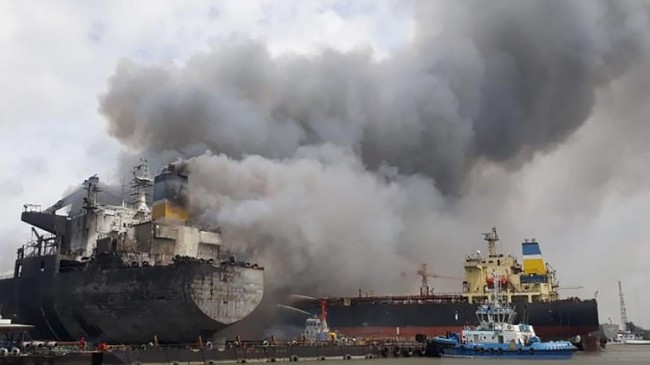 Kapal terbakar di Pelabuhan Belawan (ANTARA/HO)