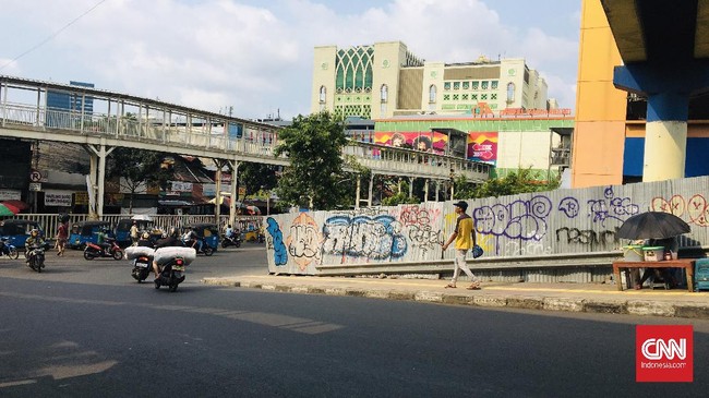Sejumlah PKL dan kios di Tanah Abang, Jakarta Pusat kembali menggelar lapak dagangannya di tengah penerapan kebijakan PSBB untuk mengantisipasi penyebaran pandemi virus corona (Covid-19), Senin (11/5). Situasi ini terlihat dari bawah Jembatan Penyebrangan Multiguna Tanah Abang hingga depan Pasar Tanah Abang Blok G yang tepatnya berada di bawa Jembatan Central Tanah Abang. (CNN Indonesia/Martahan Sohuturon)