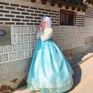 Mualaf Cantik Korea Foto Depan Kabah, Netizen +62 Rebutan Ajak Taaruf