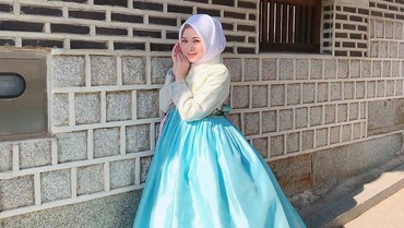 img-title Mualaf Cantik Korea Foto Depan Kabah, Netizen +62 Rebutan Ajak Taaruf