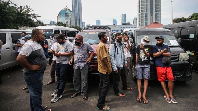H-1 Larangan Mudik, 159 Unit Travel Gelap Ditahan Polisi Polri menindak 159 unit bus travel gelap atau ilegal yang diduga bakal beroperasi selama masa larangan mudik lebaran 2021 berlangsung.