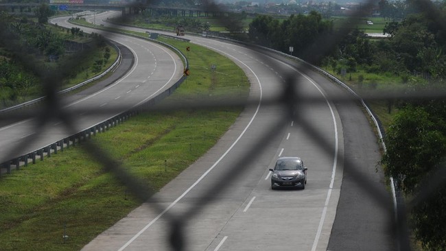 Polisi mengidentifikasi pengemudi viral yang menerobos dua kali gerbang tol di Depok.