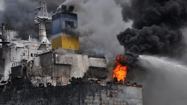Kapal tanker yang terbakar akibat ledakan ruang mesin di perairan dekat Sri Lanka kini diseret ke tengah laut menjauh dari daratan.