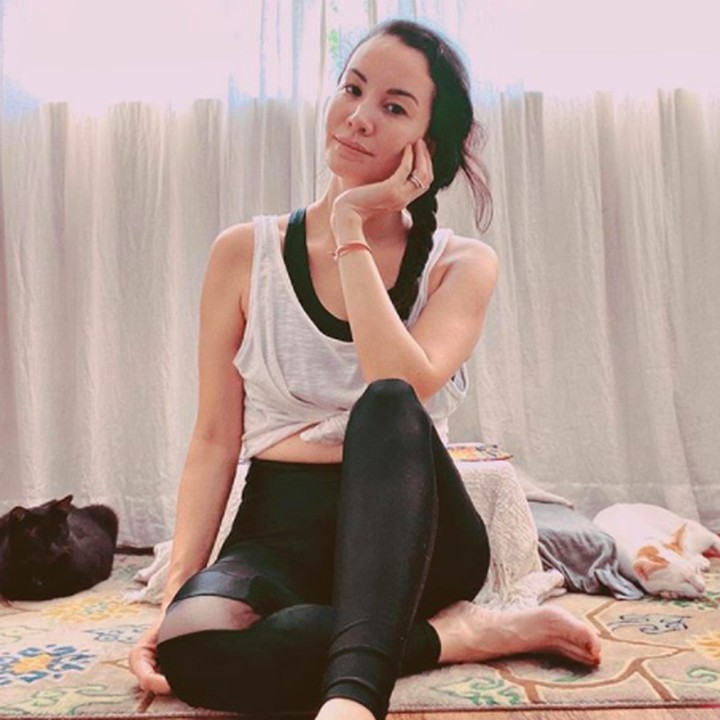<p>Meski sudah 45 tahun, kecantikan Nadya masih awet banget ya, Bunda? Mantan model dan VJ MTV ini juga terlihat bugar. (Foto: Instagram @nadyahutagalung)</p>