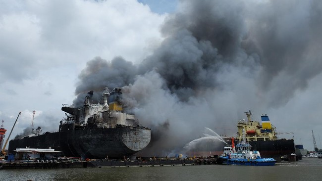 Seorang awak kapal yang hilang kini ditemukan tewas saat terjadi kebakaran kapal tanker di lepas pantai Sri Lanka.