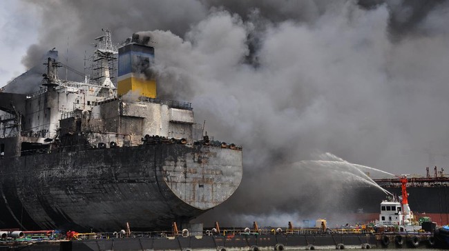 Kapal tanker MT JAG LEELA terbakar di Pelabuhan Belawan Medan, Sumatera Utara, Senin (11/5/2020). Penyebab terbakarnya kapal tanker MT JAG LEELA yang sedang dalam perawatan atau 'docking' di galangan kapal milik PT Waruna Nusa Sentana Shipyard tersebut belum diketahui dan masih diselidiki. ANTARA FOTO/Septianda Perdana/wsj.