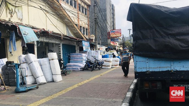 Sejumlah PKL dan kios di Tanah Abang, Jakarta Pusat kembali menggelar lapak dagangannya di tengah penerapan kebijakan PSBB untuk mengantisipasi penyebaran pandemi virus corona (Covid-19), Senin (11/5). Situasi ini terlihat dari bawah Jembatan Penyebrangan Multiguna Tanah Abang hingga depan Pasar Tanah Abang Blok G yang tepatnya berada di bawa Jembatan Central Tanah Abang. (CNN Indonesia/Martahan Sohuturon)