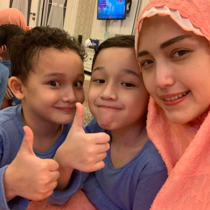 "<em>Hari ini dirumah tarawih ber3 ajaa sama dewa n sakha...,</em>" tulis Adelia, sambil curhat kangen sama Pasha karena sudah sebulan enggak ketemu. (Foto: Instagram @adeliapasha)