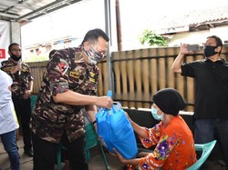 Ketua MPR Berikan Ratusan Paket Sembako kepada Veteran & Janda TNI