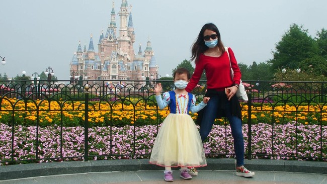 FOTO: Wajah-wajah Bermasker di Disneyland Shanghai