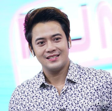 Bibir Kriss Hatta Disosor Cewek Cantik, Netizen: Temen Rasa Nemplok