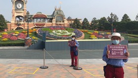 FOTO: Wajah-wajah Bermasker di Disneyland Shanghai