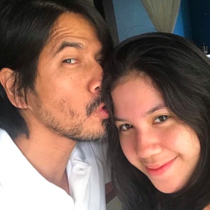 <p>Ya, ternyata gadis cantik Ayah Ariyo ini baru lulus SMA lho. "<em>Selamat, ya, Kay.. Alhamdulillah. Selamat memasuki fase baru dalam hidup kamu. Semoga selalu diberi kelancaran, kemudahan dan kabahagiaan. Semoga diberi ilmu yang bermanfaat buat kamu dan sekitar kamu, dunia dan akhirat. Aamiin,</em>" begitu doa sang ayah. (Foto: Instagram @ariyowahab)</p>