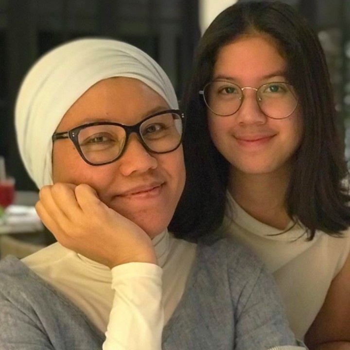 <p>Kyra pose bareng Bunda Mila nih. Sama cantiknya! Kalau Ayah Ariyo bilang, "<em>Lama lama mirip juga nih berdua.</em>" (Foto: Instagram @ariyowahab)</p>