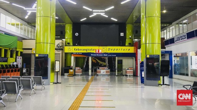 Loket penjualan tiket di Stasiun Gambir belum beroperasi jelang pengoperasian kembali kereta api jarak jauh di tiga rute dengan enam perjalanan kereta api luar biasa (KLB) pada Senin (11/5). Lampu di loket penjualan tiket masih mati dan tidak ada petugas yang berjaga.