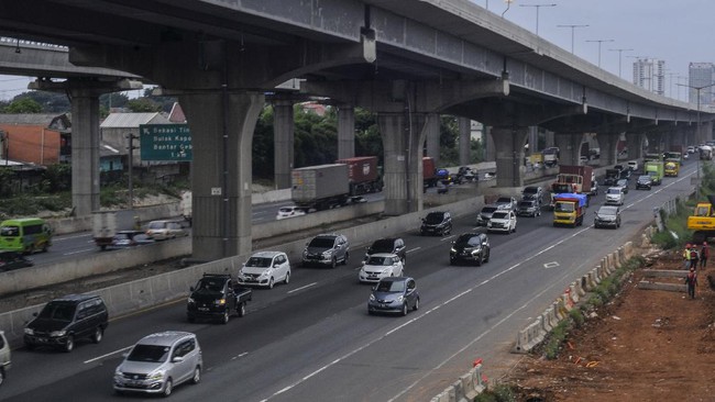 Jumlah kendaraan di ruas tol Jakarta-Cikampek tak lagi mengalami penumpukan di hari pertama kerja usai libur Lebaran.