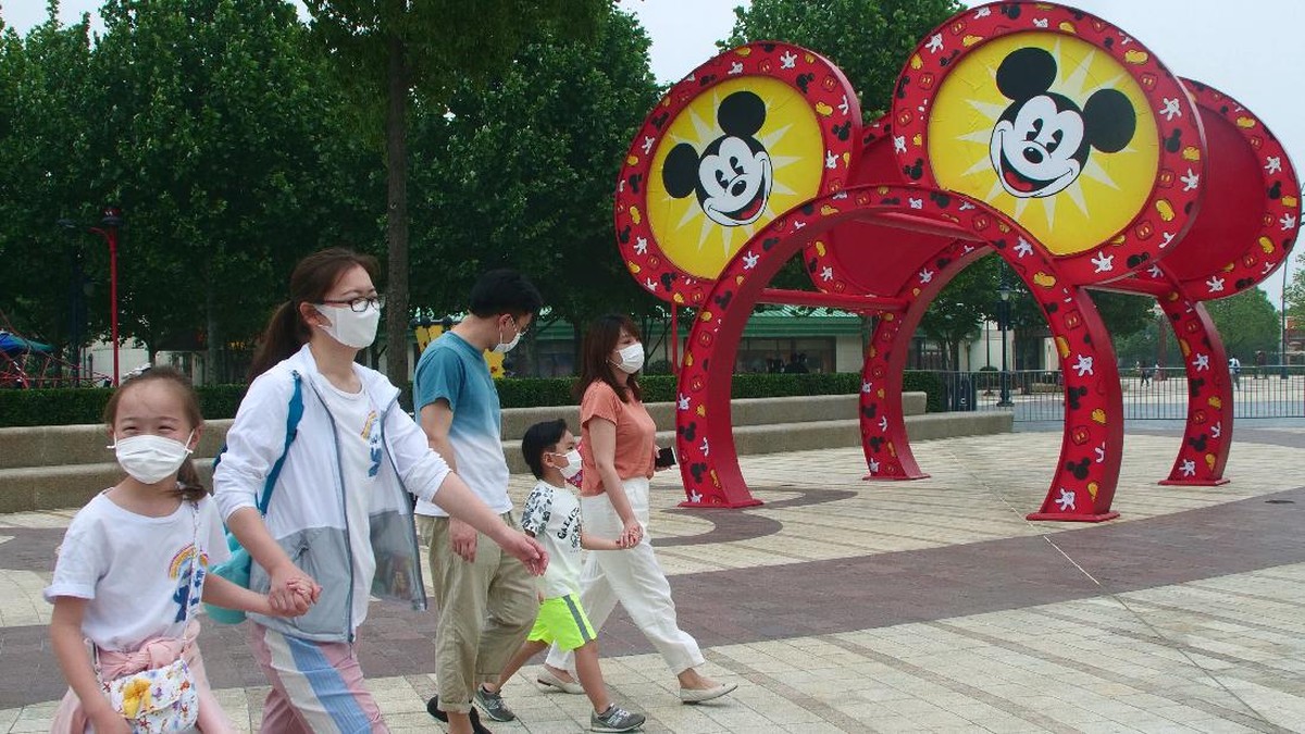 FOTO: Wajah-wajah Bermasker di Disneyland Shanghai