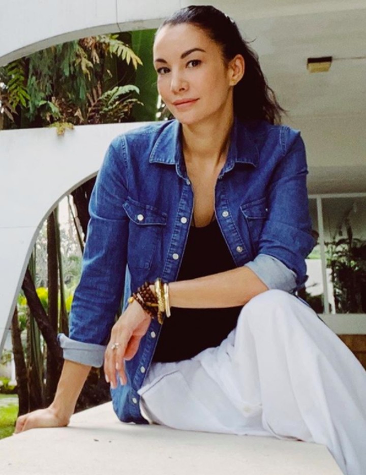 7 Foto Nadya Hutagalung, Cantik dan Bugar di Usia 45 - Foto 2