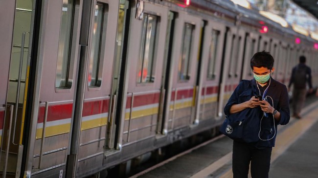 Seorang penumpang berjalan di peron Stasiun Tangerang di Banten, Senin (20/4/2020). Kepala Badan Pengelola Transportasi Jabodetabek (BPJT) Polana P Pramesti mengatakan pengguna moda transportasi KRL mengalami penurunan pada Maret 2020 sebesar 30,38 persen menjadi sekitar 598 ribu penumpang per hari dari jumlah penumpang pada Januari 2020 sebanyak 859 ribu orang per hari. ANTARA FOTO/Fauzan/wsj.
