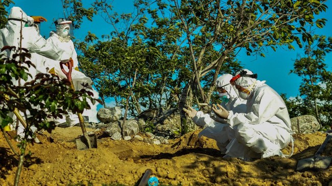 Wali Kota Banjarbaru, Nadjmi Adhani meninggal dunia setelah positif virus corona. Nadjmi terpapar virus tersebut sejak akhir Juli lalu.