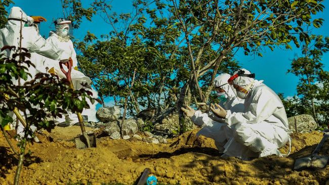 Angka Kematian Pasien Corona Indonesia Masih di Atas Global Sejumlah petugas mendoakan seorang Pasien Dalam Pengawasan (PDP) COVID-19 yang baru saja dimakamkan di Tempat Pemakaman Umum (TPU) Poboya, Palu, Sulawesi Tengah, Senin (11/5/2020). PDP berusia 56 tahun itu meninggal dunia dalam perawatan di Rumah Sakit Undata Palu. Data Gugus Tugas COVID-19 Sulteng per 11 Mei 2020, jumlah kasus positif COVID-19 sebanyak 83 orang, PDP 31 orang, 3 meninggal dunia, dan 13 orang dinyatakan sembuh. ANTARAFOTO/Eddy Djunaedi/bmz/hp.