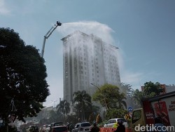 Pemkot Surabaya Semprot Gedung-gedung dengan Disinfektan dari Ketinggian