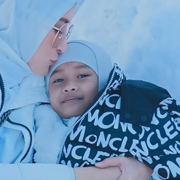 <p>Dilihat dari beberapa unggahan di Instagram story, Inneke kerap mengabadikan momen saat Alia menghafal ayat-ayat Alquran. "Bunda aja belum hafal ya, Dek," ucap Inneke. (Foto: Instagram @inekekoes)</p>