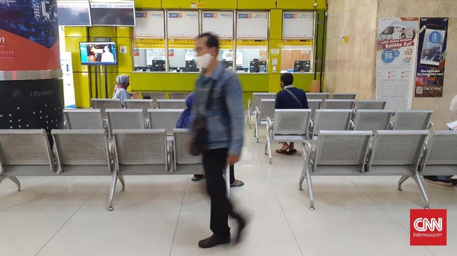 Stasiun Gambir mulai beroperasi kembali, Selasa (12/5), 30 penumpang berangkat menggunakan Kereta Luar Biasa (KLB) dengan tujuan akhir Stasiun Pasar Turi, Surabaya