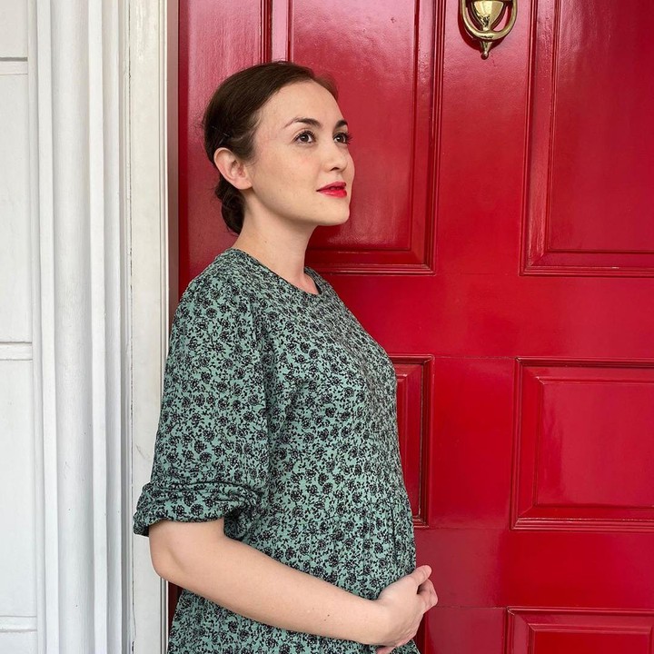 <p>Ia pun baru-baru ini melakukan sesi foto kehamilan di rumahnya saja. (Foto: Instagram @riantic)</p>
