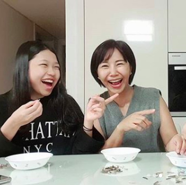 <p>Ko Soobin seru-seruan bareng ayah dan bunda. Kocak banget sih baru pertama kali coba makan kuaci. (Foto: Instagram @yannie_kim)</p>