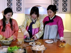 5 Orang Korea Ini Jago Ngulek Sambal hingga Bikin Kolak