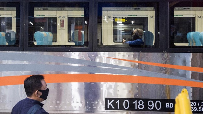 Penumpang duduk di dalam gerbong Kereta Api Luar Biasa (KLB) jurusan Bandung - Surabaya Pasar Turi di Stasiun Bandung, Jawa Barat, Selasa (12/5/2020). PT Kereta Api Indonesia (Persero) mengoperasikan enam perjalanan KLB pada 12-31 Mei 2020 dan masyarakat yang diperbolehkan menggunakan KLB hanya yang memenuhi syarat diantaranya pekerja di penanganan COVID-19, pertahanan, keamanan, kesehatan, kebutuhan dasar, fungsi ekonomi penting, perjalanan darurat pasien atau orang yang memiliki keluarga inti sakit keras atau meninggal dan repatriasi. ANTARA FOTO/M Agung Rajasa/foc.