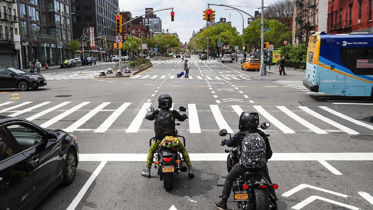 FOTO : Duet Ladybikers Salurkan Bantuan untuk Warga New York