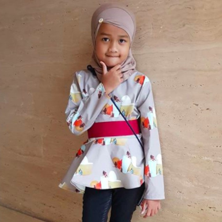 <p>Karena masih kecil, kata Inneke, hingga saat ini Alia enggak tahu kalau sang ayah di penjara. Bunda Inneke hanya mengatakan kalau sang ayah sedang menjalani perawatan kesehatan. (Foto: Instagram @inekekoes)</p>
