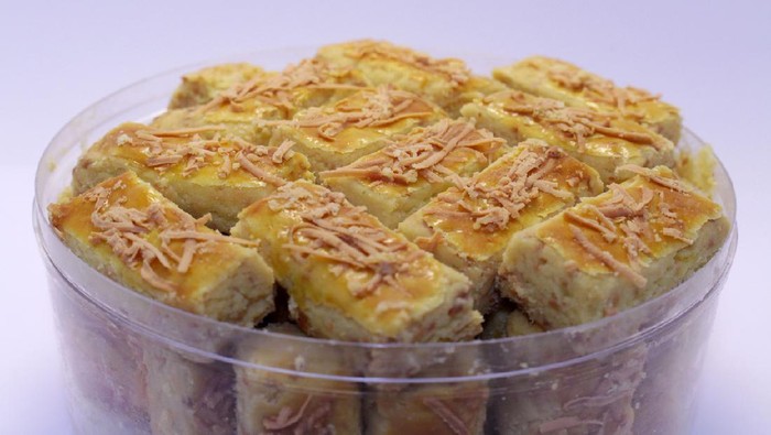 Kaasstengels or kastengel a typical Indonesian cheese cake sticks. Probably influenced by Dutch cuisine.