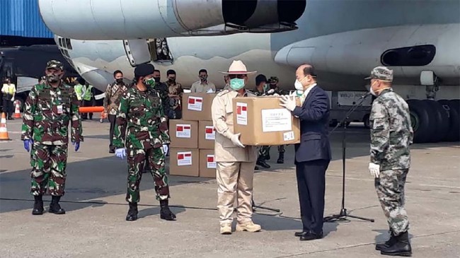 Menteri Pertahanan Prabowo Subianto kembali menerima sejumlah alat kesheatan dari China. Alkes ini langsung diterima Prabowo di Bandara Soekarno Hatta, Selasa (12/5).

Dok : Humas Kemhan