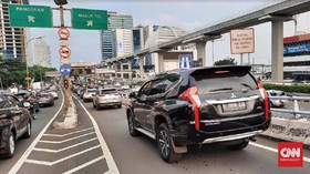 Ban Mobil Kelihatan Naik Turun di Jalan Tol