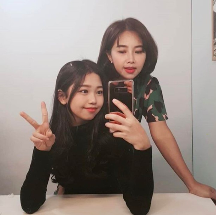 <p>Kalau jalan bareng, bunda Yannie Kim pasti diajak wefie sama anak gadisnya. (Foto: Instagram @yannie_kim)</p>