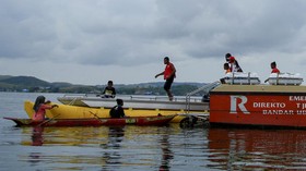 Tim Gabungan Evakuasi Badan Pesawat MAF di Danau Sentani