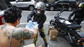 FOTO : Duet Ladybikers Salurkan Bantuan untuk Warga New York