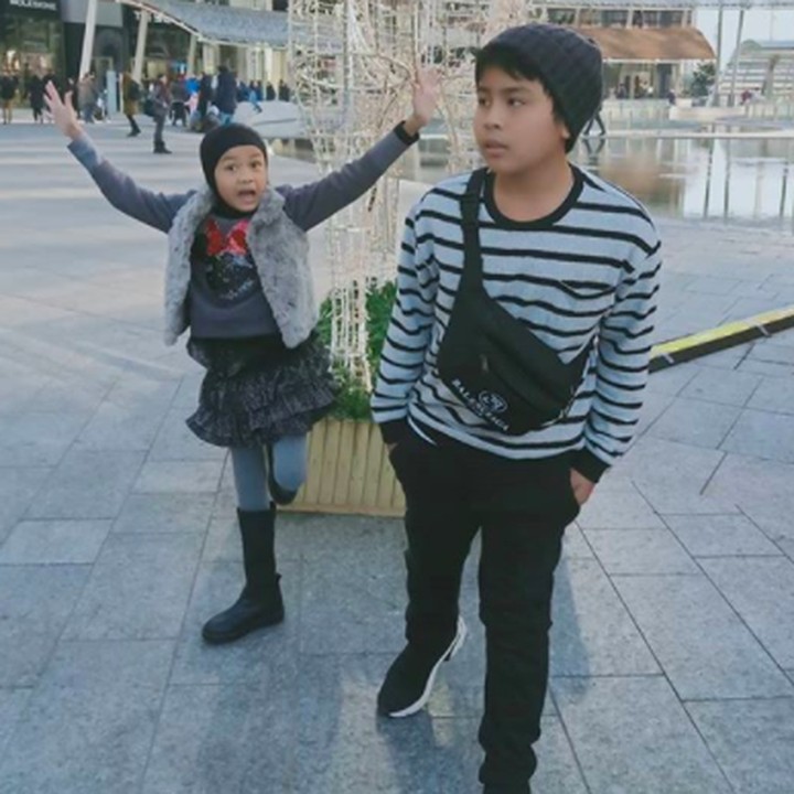 <p>Inneke Koesherawati menikah dengan seorang pengusaha, Fahmi Darmawansyah, pada 2 April 2004. Mereka lalu mengadopsi dua anak, Muhammad Rahlil Ibrahim dan Siti Rahlia Ibrahim. (Foto: Instagram @inekekoes)</p>