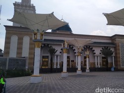 Masyaallah, Salat di Masjid Ar Rahman Blitar Berasa Seperti di Masjid Nabawi