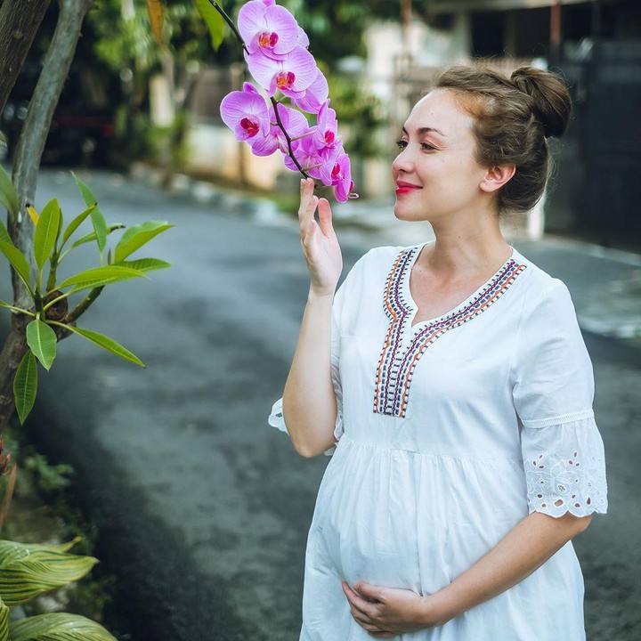 <p>Sempat gagal program bayi tabung, Rianti Cartwright akhirnya berhasil hamil. (Foto: Instagram @riantic)</p>