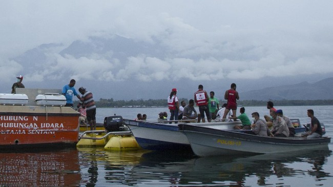 Petugas gabungan bersama masyarakat berada di lokasi pesawat terbang milik maskapai Mission Aviation Fellowship (MAF) yang jatuh di Danau Sentani, Kabupaten Jayapura, Papua, Selasa (12/5/2020). Pesawat perintis dengan nomer penerbangan PK-MEC  tujuan Distrik Mamit, Kabupaten Tolikara, Papua jatuh di perairan danau Sentani sekitar pukul 6.29 WIT yang menyebabkan seorang pilot asal Amerika Serikat Joice Lin meninggal dunia. ANTARA FOTO/Gusti Tanati/foc.