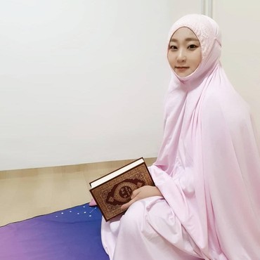 Song Bora Mualaf Cantik Korea Terkejut Dengar soal THR di Indonesia