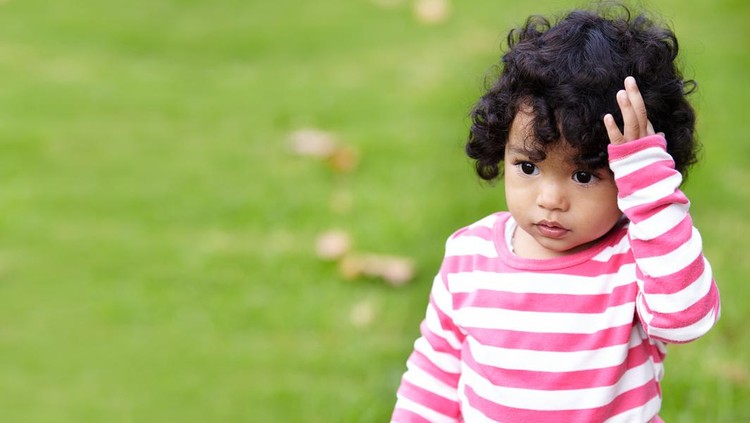 Shot of an adorable little girl looking forgetful while playing outsidehttps://195.154.178.81/DATA/i_collage/pi/shoots/781048.jpg